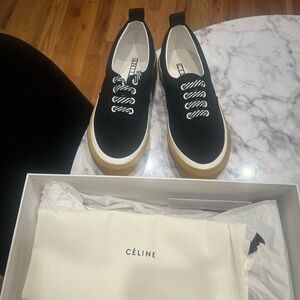New Sneakers. Never worn. Size 40.